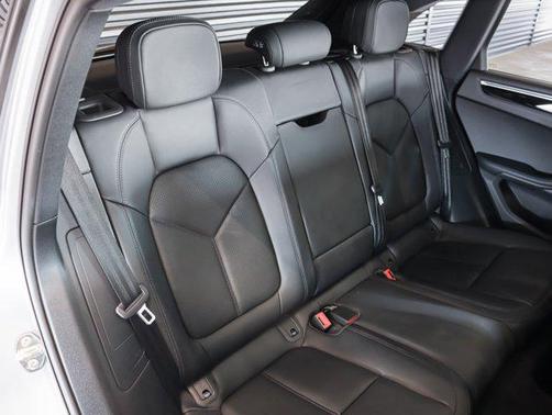 Dolomite Sil 2022 Porsche Macan Macan