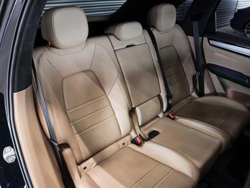 Moonlight Blu 2022 Porsche Cayenne Turbo