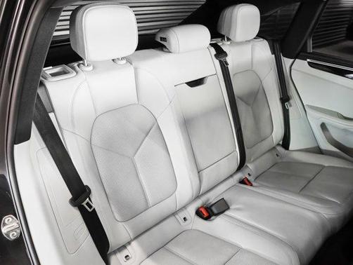 2022 Porsche Macan AWD