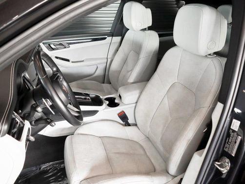 2022 Porsche Macan AWD