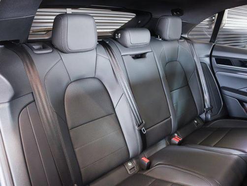 Volcano Gry 2026 Porsche Macan Macan Electric