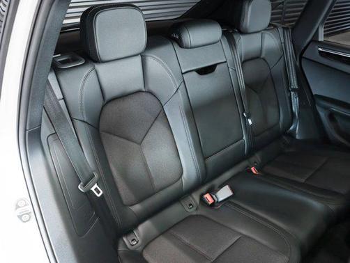 2025 Porsche Macan AWD