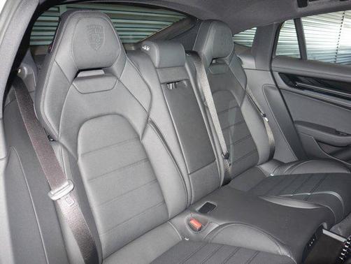 2025 Porsche Panamera 4