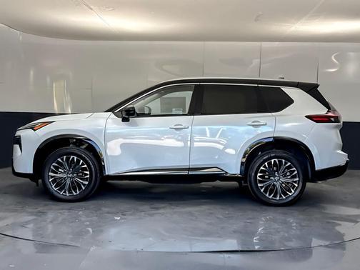 Everest White Pearl/Super Black 2026 Nissan Rogue Platinum