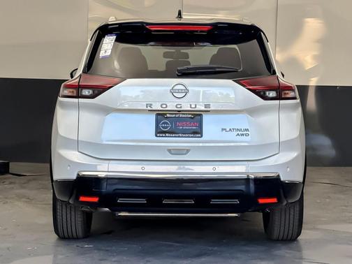 Everest White Pearl/Super Black 2026 Nissan Rogue Platinum