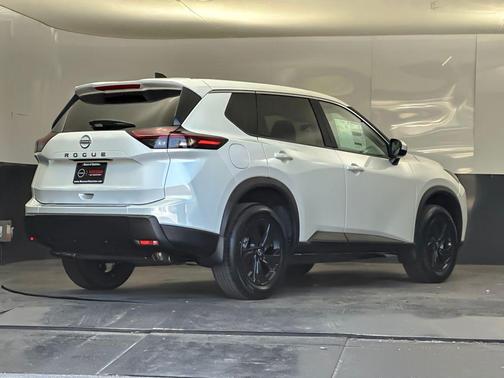 Everest White Pearl Tricoat 2026 Nissan Rogue SV