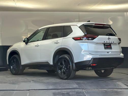 Everest White Pearl Tricoat 2026 Nissan Rogue SV