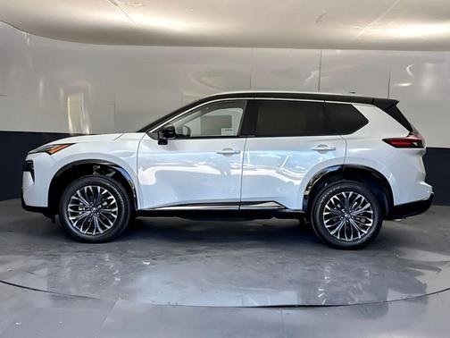 Everest White Pearl/Super Black 2026 Nissan Rogue Platinum