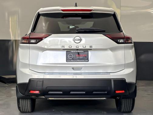 Everest White Pearl Tricoat 2026 Nissan Rogue SV