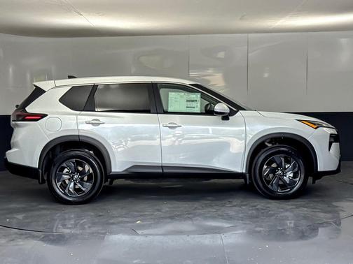 Everest White Pearl Tricoat 2026 Nissan Rogue SV