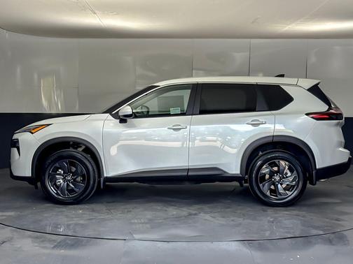 Everest White Pearl Tricoat 2026 Nissan Rogue SV