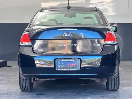 Ebony 2011 Ford Focus SE