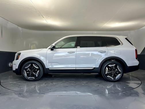 Glacial White Pearl 2024 Kia Telluride S