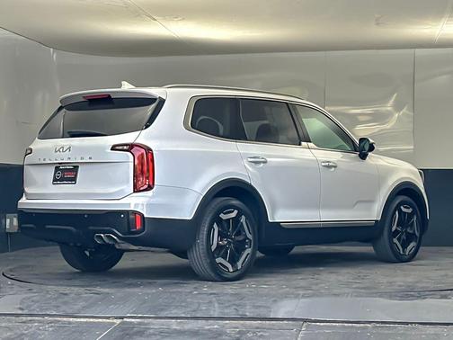 Glacial White Pearl 2024 Kia Telluride S