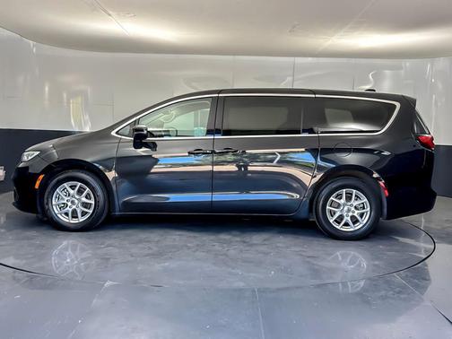 Brilliant Black Crystal Pearlcoat 2023 Chrysler Pacifica Touring L