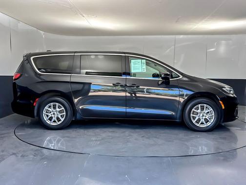 Brilliant Black Crystal Pearlcoat 2023 Chrysler Pacifica Touring L