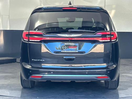Brilliant Black Crystal Pearlcoat 2023 Chrysler Pacifica Touring L