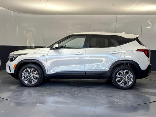 Snow White Pearl 2024 Kia Seltos LX