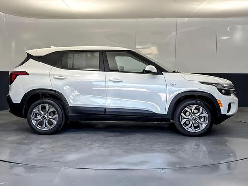Snow White Pearl 2024 Kia Seltos LX