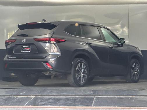 Magnetic Gray Metallic 2023 Toyota Highlander XLE