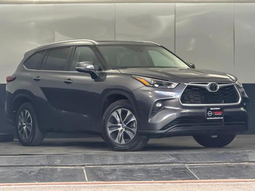 Magnetic Gray Metallic 2023 Toyota Highlander XLE