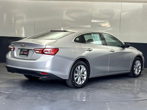 Silver Ice Metallic 2022 Chevrolet Malibu FWD LT