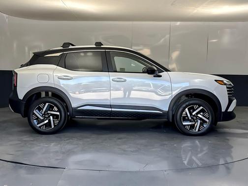 Aspen White/Super Black 2026 Nissan Kicks SV