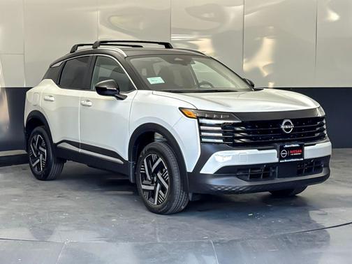 Aspen White/Super Black 2026 Nissan Kicks SV