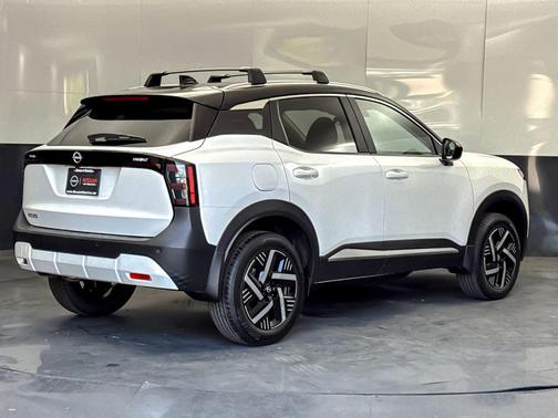 Aspen White/Super Black 2026 Nissan Kicks SV