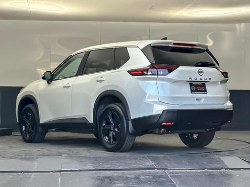 Everest White Pearl Tricoat 2026 Nissan Rogue SV