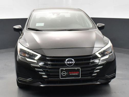 Super Black 2025 Nissan Versa 1.6 SV