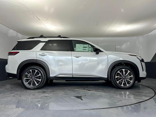 Everest White Pearl Tricoat 2026 Nissan Pathfinder Platinum