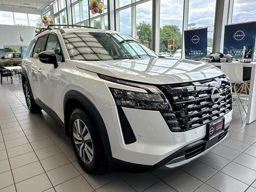 Everest White Pearl Tricoat 2026 Nissan Pathfinder SL