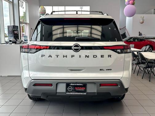 Everest White Pearl Tricoat 2026 Nissan Pathfinder SL