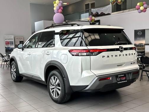 Everest White Pearl Tricoat 2026 Nissan Pathfinder SL