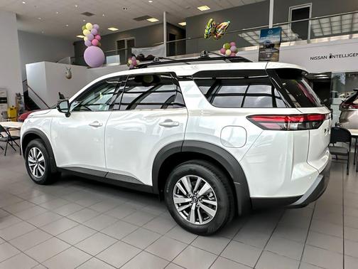 Everest White Pearl Tricoat 2026 Nissan Pathfinder SL