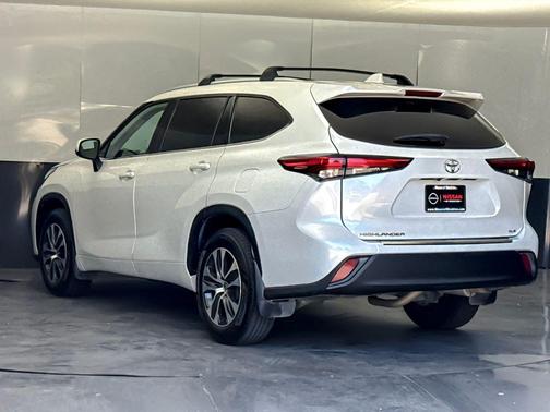 Wind Chill Pearl 2022 Toyota Highlander XLE