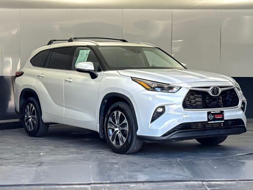 Wind Chill Pearl 2022 Toyota Highlander XLE