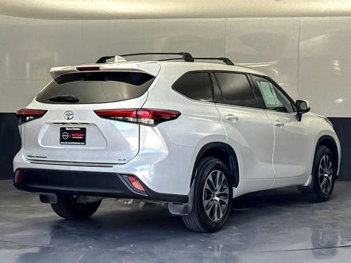 Wind Chill Pearl 2022 Toyota Highlander XLE