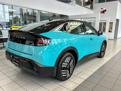 Seabreeze Blue Pearl/Black 2026 Nissan Leaf SV+