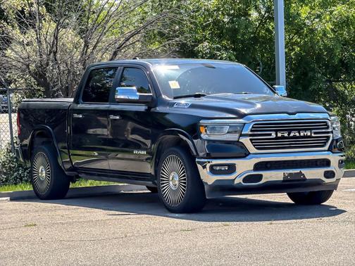 Diamond Black Crystal Pearlcoat 2020 RAM 1500 Laramie