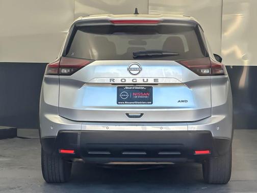 Brilliant Silver Metallic 2024 Nissan Rogue S