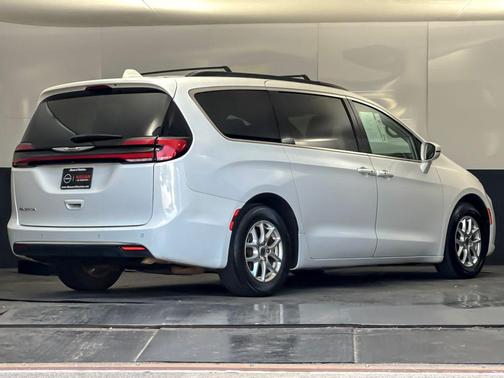 Bright White Clearcoat 2022 Chrysler Pacifica Touring L