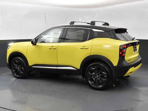 Yuzu Yellow Metallic/Super Black 2025 Nissan Kicks SR