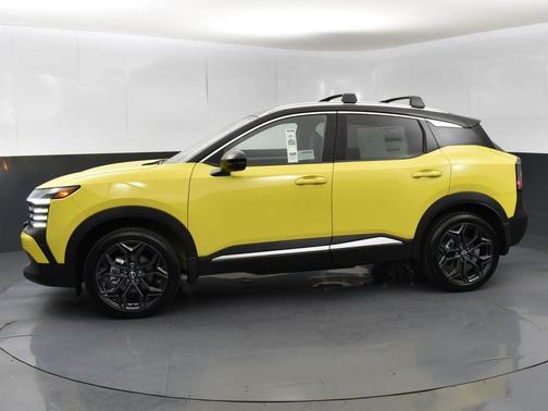 Yuzu Yellow Metallic/Super Black 2025 Nissan Kicks SR
