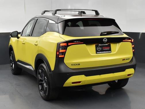 Yuzu Yellow Metallic/Super Black 2025 Nissan Kicks SR