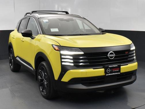 Yuzu Yellow Metallic/Super Black 2025 Nissan Kicks SR
