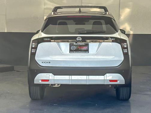 Aspen White/Super Black 2026 Nissan Kicks SV