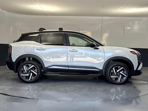 Aspen White/Super Black 2026 Nissan Kicks SV