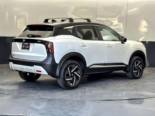 Aspen White/Super Black 2026 Nissan Kicks SV